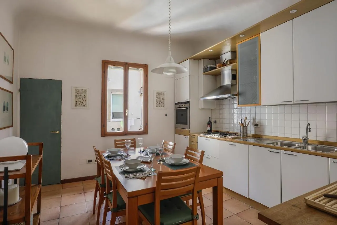 Charming Apartment In Oltrarno Florence